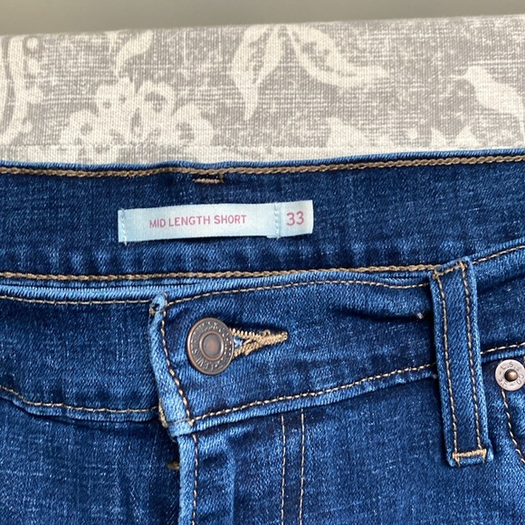 Like new Levi’s shorts - Picture 3 of 3